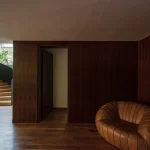 Hall em madeira com vista para a escada escultórica