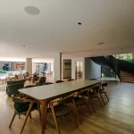 Sala de jantar integrada à sala e à escada