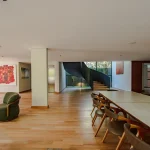 Sala de estar e jantar em planta aberta