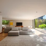 Sala aberta para a piscina e para o jardim
