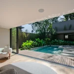 Sala de estar conectada diretamente à piscina