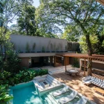 Vista elevada da piscina cercada por árvores e vegetação