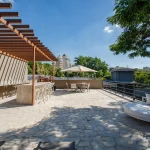 Rooftop com pergolado e área de convivência
