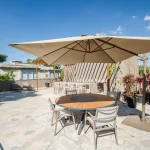 Terraço aberto com mesa e vista para as copas das árvores